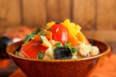 Kuskus ve ahşap arka planda sebzeli kase.