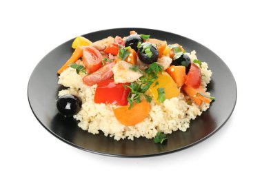 Beyaz arka planda kuskus ve sebzeli tabak.