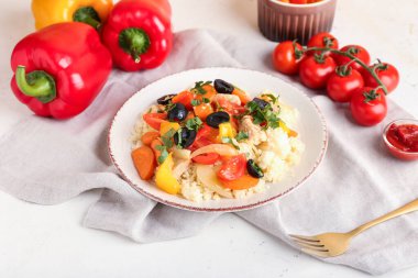 Kuskus ve hafif arka planda sebzeli tabak.