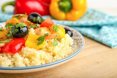 İçinde kuskus ve sebze olan bir tabak.