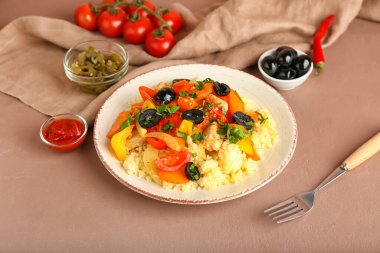 Arka planda kuskus ve sebzeli tabak