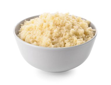 Beyaz arka planda lezzetli kuskus olan kase