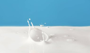 Renkli arka planda lezzetli süt damlaları