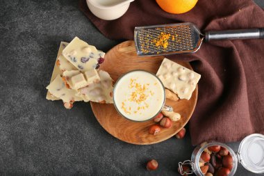 Siyah arka planda sıcak beyaz çikolatalı fincan.