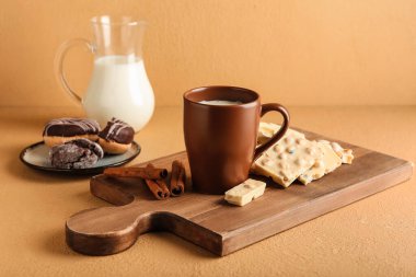 Arka planda sıcak beyaz çikolatalı fincan