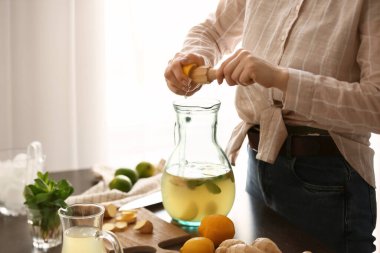 Mutfakta zencefilli limonata hazırlayan kadın.
