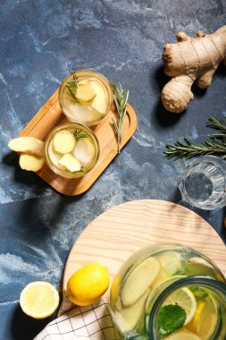 Renkli arkaplanda zencefilli limonata bardakları ve sürahi