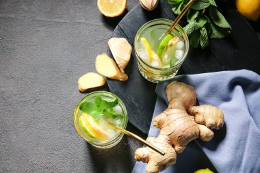 Koyu arkaplanda zencefilli limonata ve malzemeler.