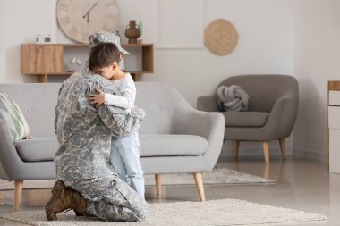 Asker ve küçük oğlu evde sarılıyorlar.