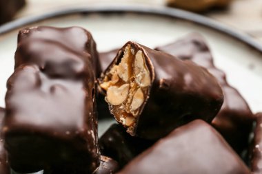 Fındıklı çikolata şekerlemeleri, yakın plan.