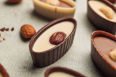 Hafif arka planda fındıklı lezzetli çikolata şekerleri, yakın plan.