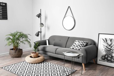 Koyu tenli kanepesi ve aynası olan şık bir oda.