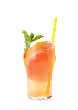 Beyaz arka planda bir bardak lezzetli greyfurt limonatası.