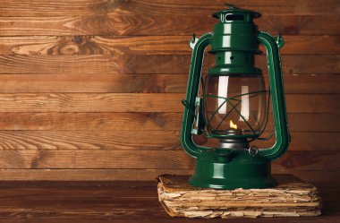 Modaya uygun retro lamba ve ahşap zemin üzerine eski kitap