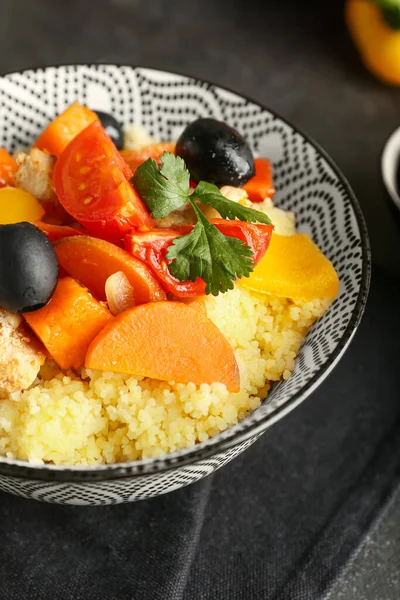 Skål Med Couscous Och Grönsaker Mörk Bakgrund — Stockfoto