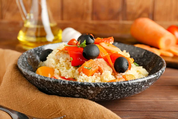 Placă Cuscus Legume Fundal Din Lemn — Fotografie, imagine de stoc