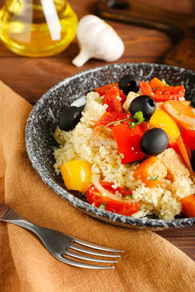 Tallrik Med Couscous Och Grönsaker Trä Bakgrund — Stockfoto