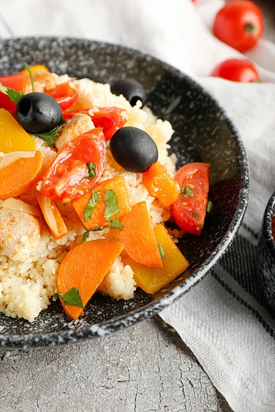 Placa Con Cuscús Verduras Sobre Fondo Grunge — Foto de Stock