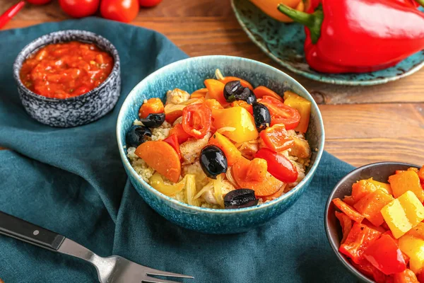 Cuenco Con Cuscús Verduras Sobre Fondo Madera — Foto de Stock