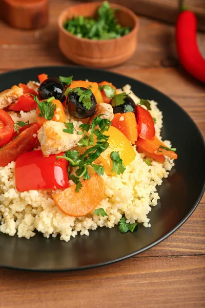 Tallrik Med Couscous Och Grönsaker Trä Bakgrund — Stockfoto