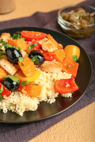 Platt Med Couscous Och Grönsaker Färg Bakgrund — Stockfoto