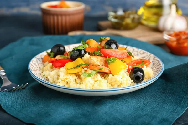 Tallrik Med Couscous Och Grönsaker Bordet — Stockfoto