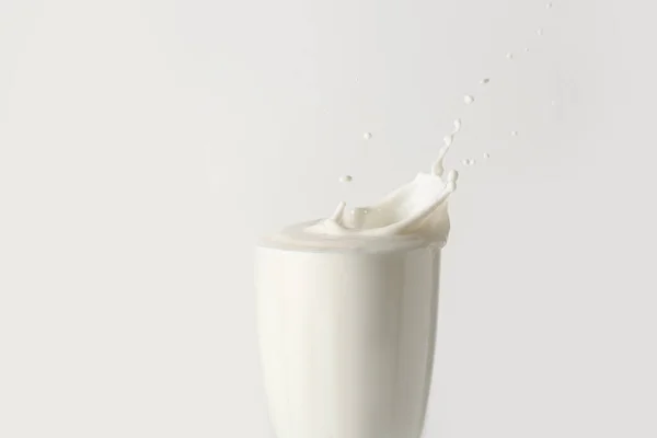 Bicchiere Latte Saporito Con Spruzzi Sfondo Bianco — Foto Stock