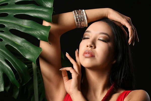 Mooie Aziatische Vrouw Tropisch Blad Donkere Achtergrond — Stockfoto