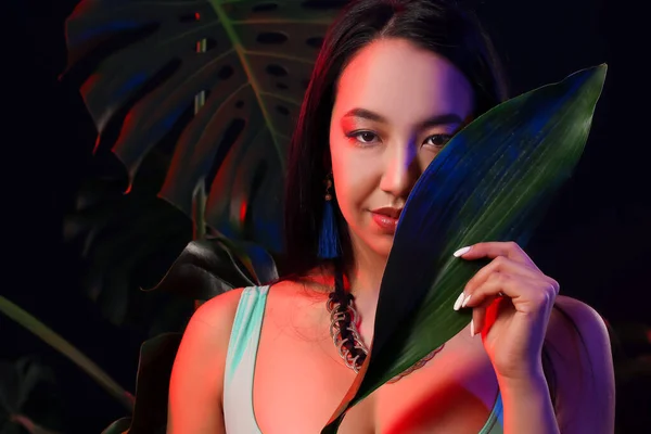 Beautiful Asian Woman Tropical Leaf Dark Background — Stock Photo, Image