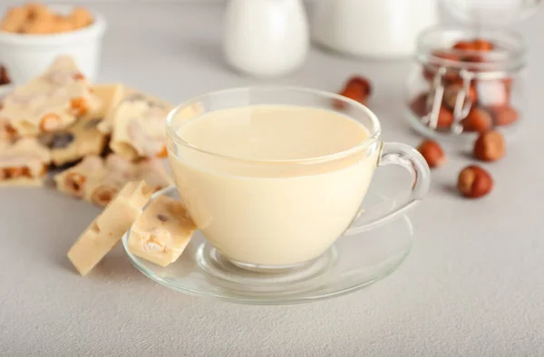 Tasse Mit Heißer Weißer Schokolade Auf Hellem Hintergrund — Stockfoto