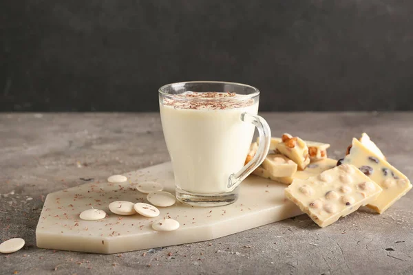 Tasse Mit Heißer Weißer Schokolade Auf Grauem Hintergrund — Stockfoto