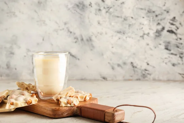 Tasse Mit Heißer Weißer Schokolade Auf Hellem Hintergrund — Stockfoto