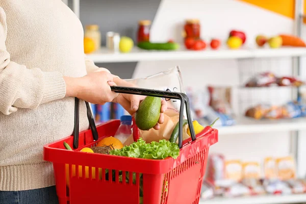 Frau Kauft Lebensmittel Supermarkt — Stockfoto