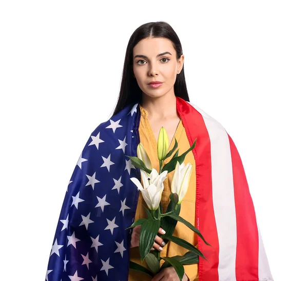 Νεαρή Γυναίκα Αμερικανική Σημαία Και Λουλούδια Λευκό Φόντο Ημέρα Μνήμης — Φωτογραφία Αρχείου