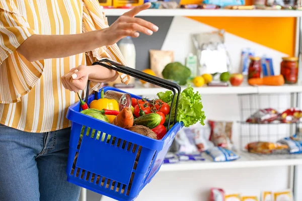 Frau Kauft Lebensmittel Supermarkt — Stockfoto