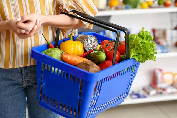 Frau Kauft Lebensmittel Supermarkt — Stockfoto