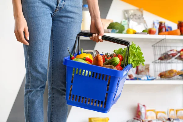 Kobieta Kupująca Jedzenie Supermarkecie — Zdjęcie stockowe