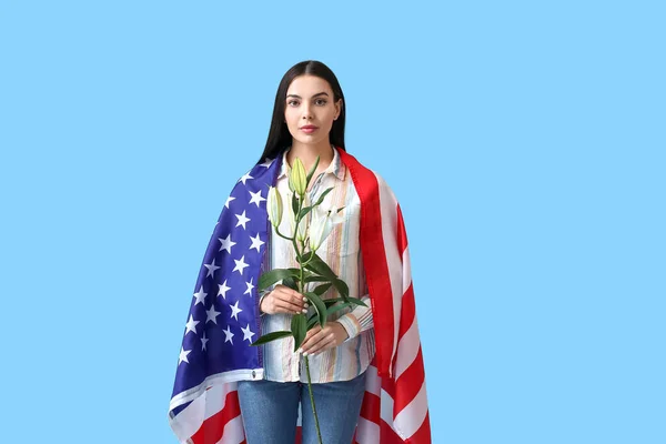 Молода Жінка Американським Прапором Квітами Кольоровому Тлі Свято Спомину — стокове фото