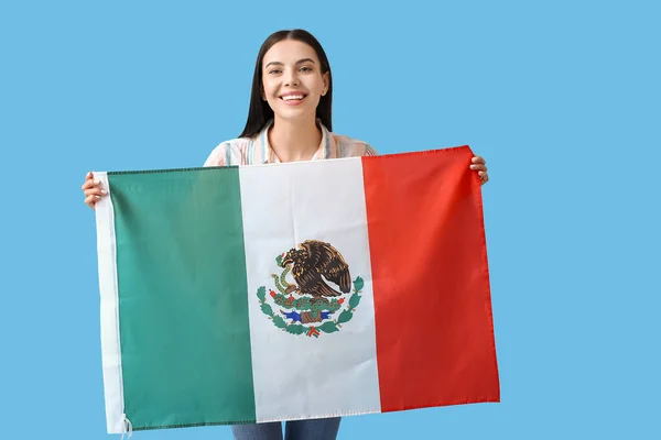 Belle Jeune Femme Avec Drapeau Mexicain Sur Fond Couleur — Photo