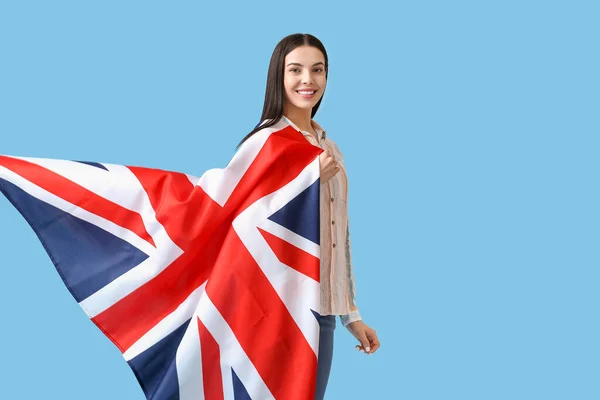 Красивая Молодая Женщина Флагом Великобритании Цветном Фоне — стоковое фото
