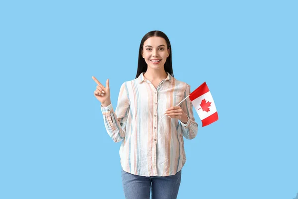 Mulher Bonita Com Bandeira Canadense Apontando Para Algo Fundo Cor — Fotografia de Stock