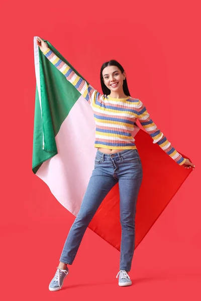 Гарна Молода Жінка Італійським Прапором Кольоровому Тлі — стокове фото