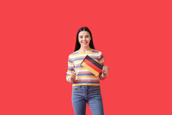 Belle Jeune Femme Avec Drapeau Allemagne Sur Fond Couleur — Photo