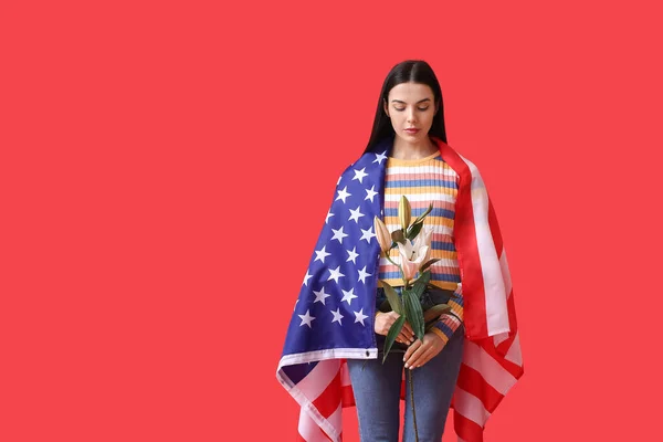 Mujer Joven Con Bandera Flores Sobre Fondo Color Celebración Del —  Fotos de Stock