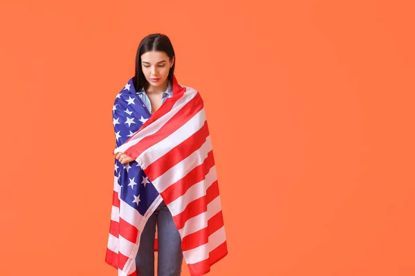 Mujer Joven Con Bandera Sobre Fondo Color Celebración Del Día —  Fotos de Stock