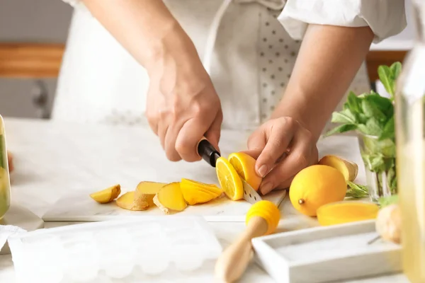 Mujer Preparando Limonada Jengibre Cocina — Foto de Stock