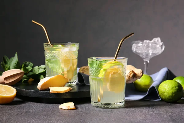 Gläser Ingwer Limonade Und Zutaten Auf Dunklem Hintergrund — Stockfoto