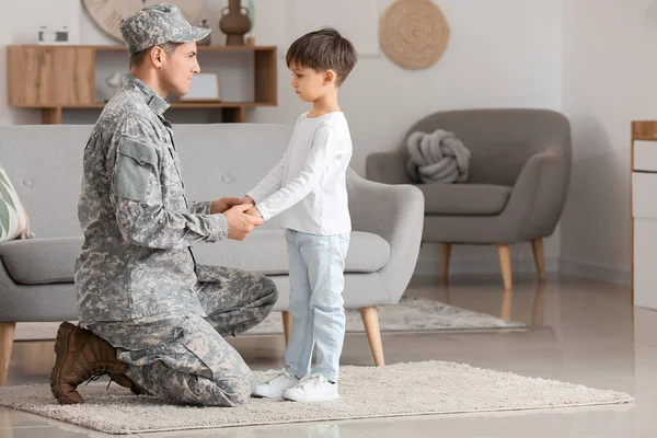 Soldat Und Sein Kleiner Sohn Halten Hause Händchen — Stockfoto