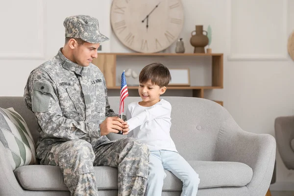 Soldat Und Sein Kleiner Sohn Mit Flagge Hause Feier Zum — Stockfoto