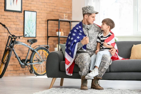 Soldat Och Hans Lille Son Med Usa Flagga Hemma Minnesdagen — Stockfoto